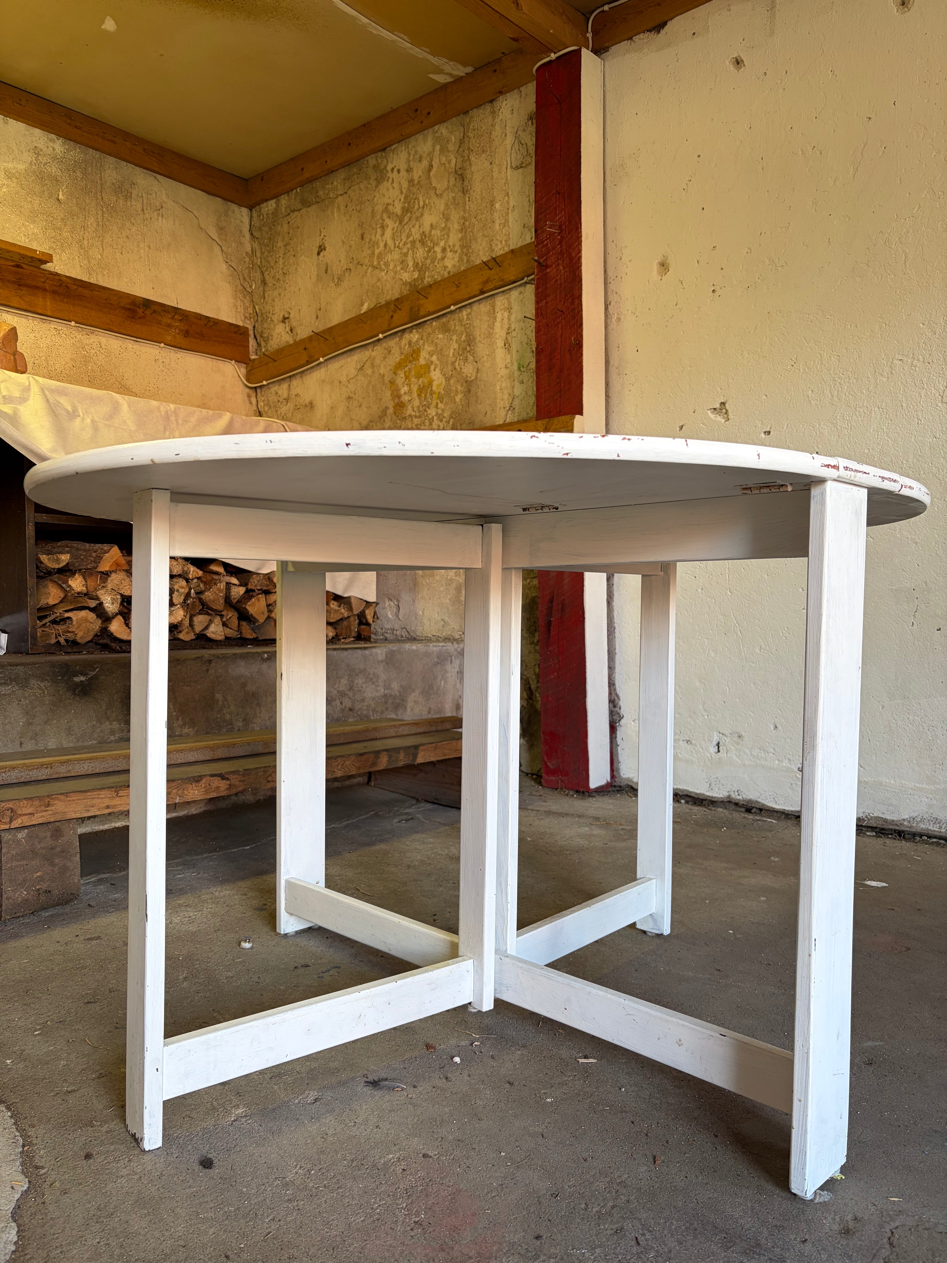 Folding table