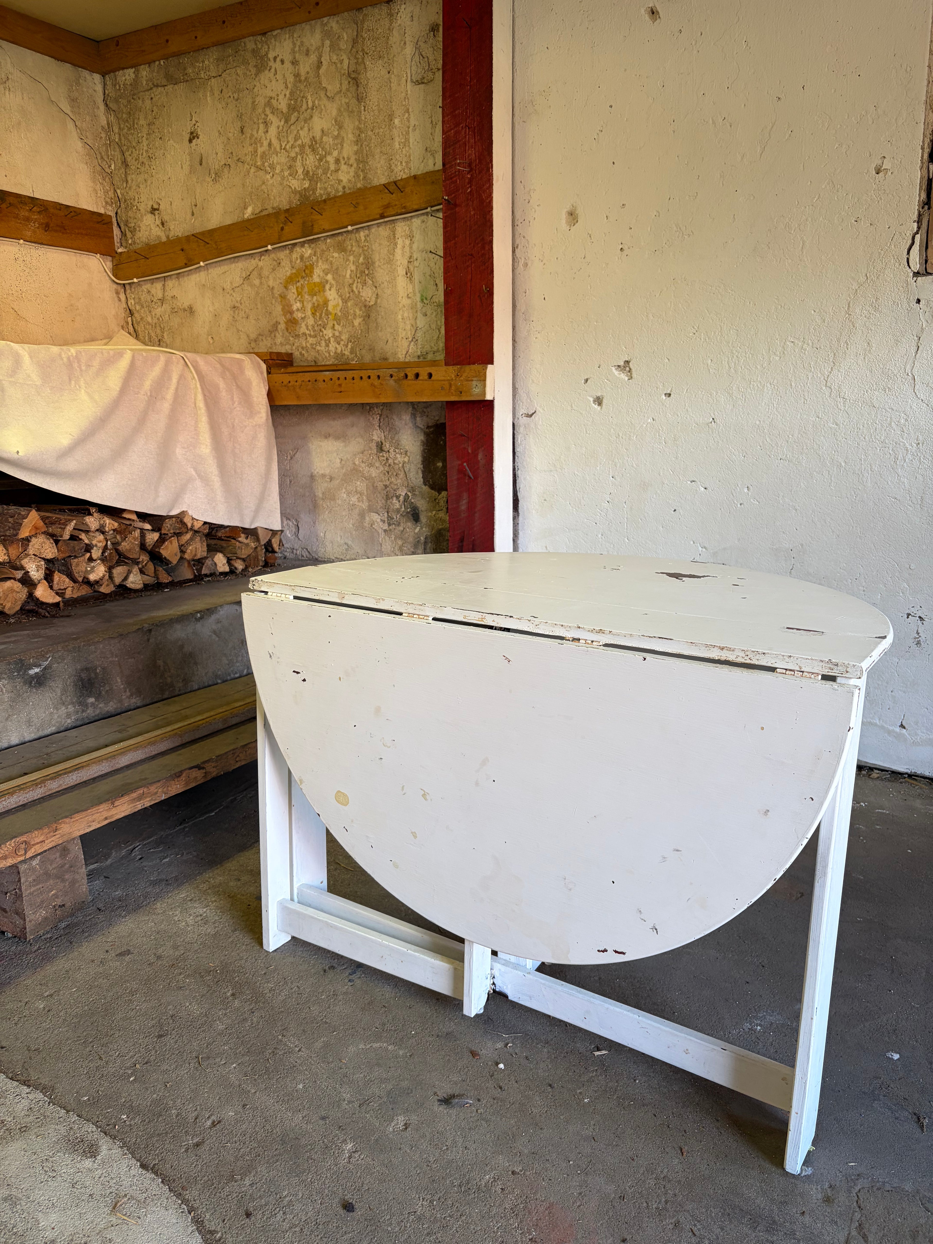 Folding table